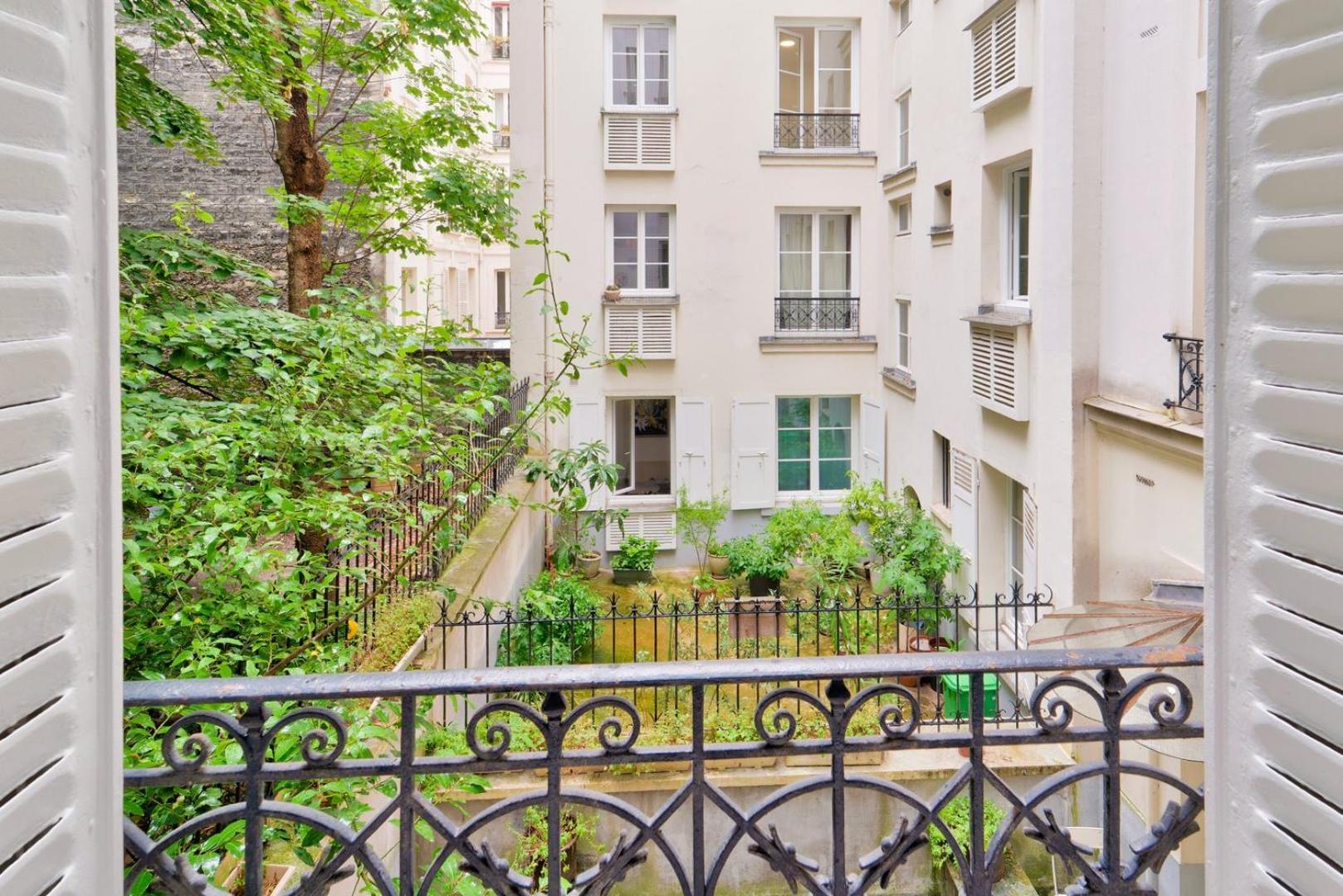 Apartment Parisian Charm, Modern & Quiet